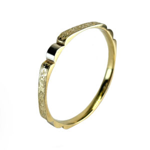 Zlatý kruhový náramek